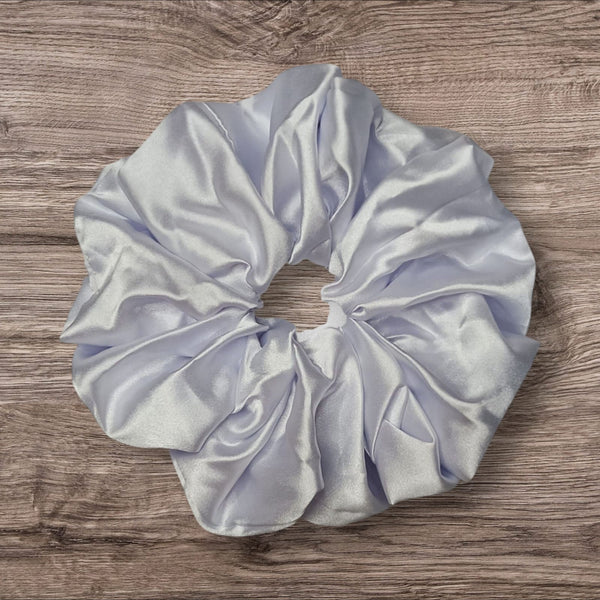 Luxurious White Scrunchie – Elegant and Comfortable Hair Accessory